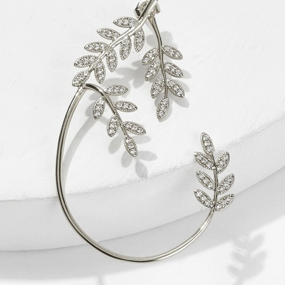 Beautiful ear climber earring in silver or gold. - Picture 5 of 9